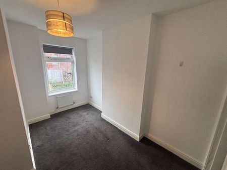 4 bedroom semi-detached house to rent - Photo 3