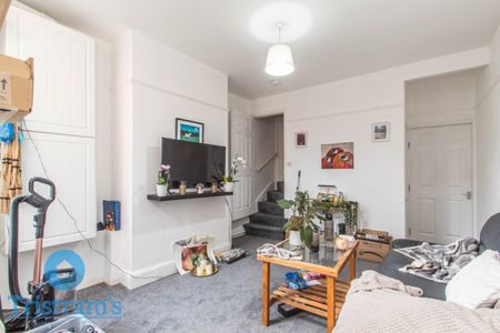 References Pending - 3 bed Mid Terraced House - Photo 2