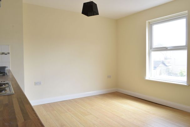 Two Bedroom Flat- Walk to Kings Chase Shopping Centre - Photo 1