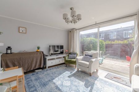 3 Bed Semi-Detached House, Arabella Drive, SW15 - Photo 3