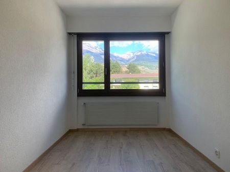 Appartement de 4 pièces partiellement rénové situé au 2ème étage avec ascenseur. - Photo 4