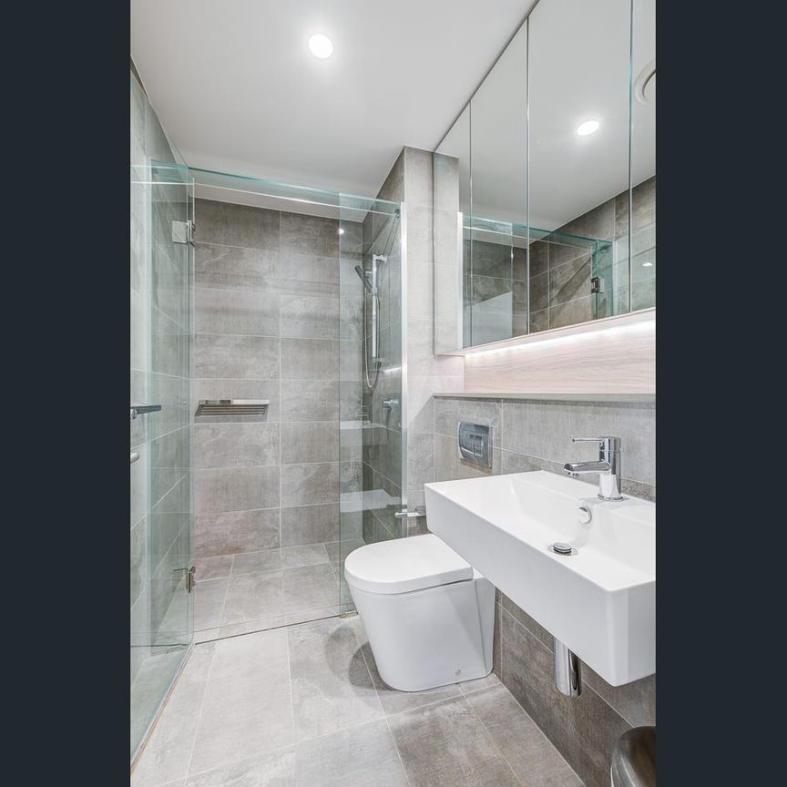 Stunning 1 Bedroom Apartment in Prime West End Location - Photo 1