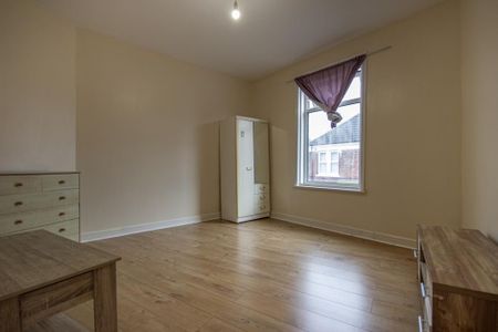 3 bedroom flat to rent - Photo 4