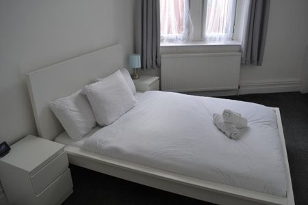 3 bedroom flat to rent - Photo 2