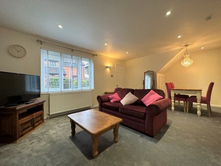 2 bedroom Maisonette in Chives Place, Warfield - Photo 2