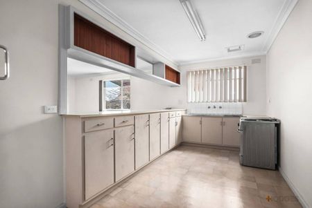 UNIQUE OPPORTUNITY | CENTRAL LOCATION | STORAGE GALORE - Photo 5