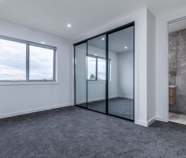Spacious Three-Bedroom Home with Style, Comfort & Convenience - Photo 6