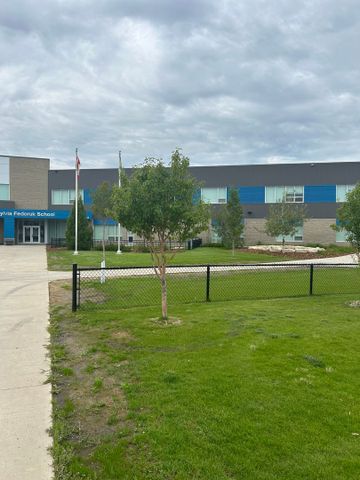 Evergreen - 3 Bedroom/2 Bathroom Upper - 507 Evergreen Blvd - Photo 3