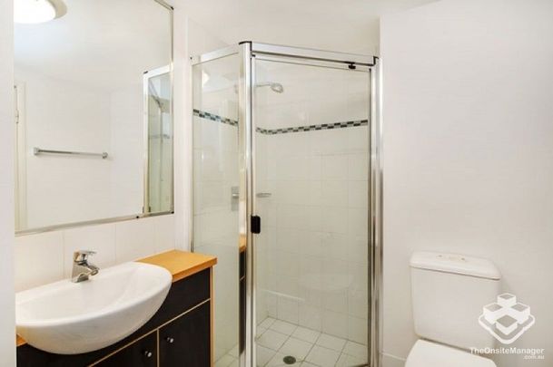 Modern Apartment with Oversized Balcony & Versatile Study/Second Bedroom - Photo 1