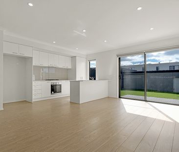 Modern Three-Bedroom Townhouse in a Prime Craigieburn Location! - Photo 5