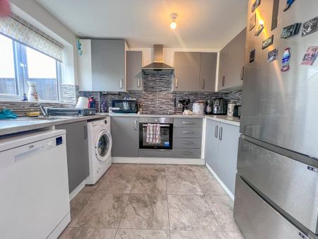 3 bedroom semi-detached house to rent - Photo 5