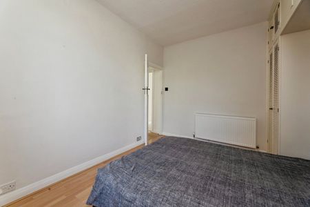 2 Bed Flat, Ilford, IG1 - Photo 4