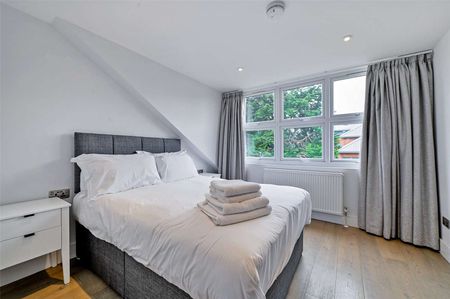 A modern top floor one bedroom apartment with off-street parking in the heart of Windsor town. - Photo 3