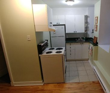 LIBRE IMMÉDIATEMENT - Grand 21/2 meublé, équipe, tout inclus, Métro... - Photo 4