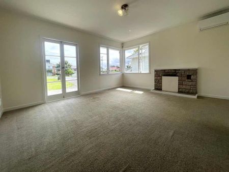 Three-bedroom family home in Mt Roskill - Photo 5