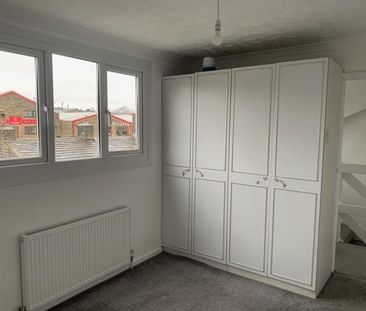 3 bedroom flat to rent - Photo 3