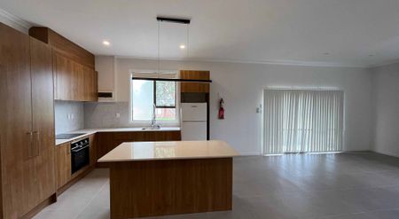 Completely Renovated 6 bedroom, 3 Bathroom House - Photo 3