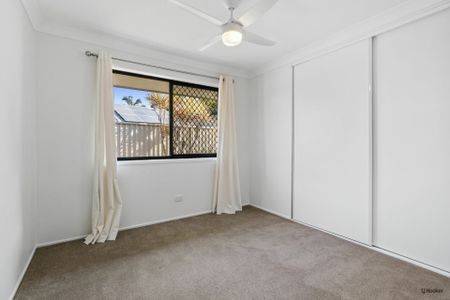 SPACIOUS FAMILY LIVING IN PEACEFUL CUL-DE-SAC WITH POOL - Photo 5