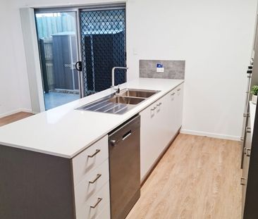 AVAILABLE 24/04/26 3 BED 2 BATH TOWNHOUSE WITH DUCTED AIR - Photo 4