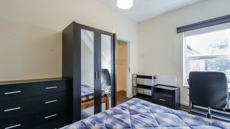 39 Coronation Road - Photo 4