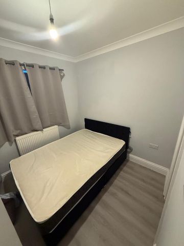 1 bedroom in a house share to rent - Photo 2
