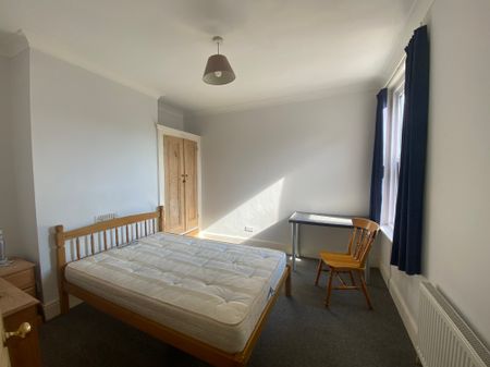 4 bedroom mid-terrace to rent Delamere Road, Southsea - Photo 3