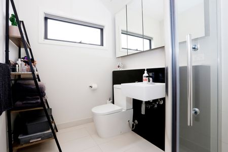 Low Maintenance Delight! - Photo 2