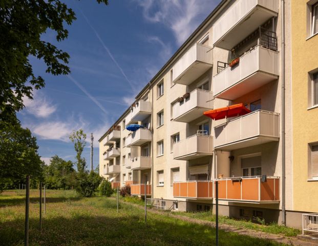 Moderne bezugsfertige 3 Zimmer-Wohnung im 3. OG mit Balkon in Merseburg - Photo 1