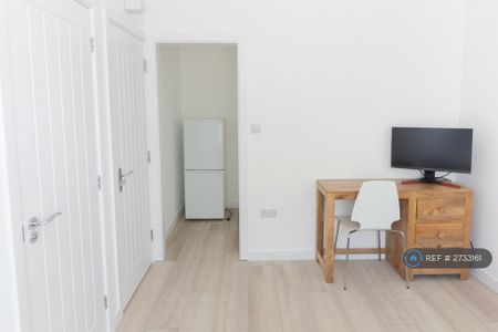 1 bedroom in a house share to rent - Photo 4