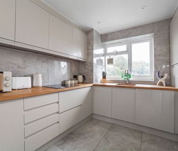 3 Bed Flat, Morris Gardens, SW18 - Photo 6