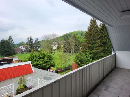 Dachgeschosswohnung mit Balkon und traumhaften Ausblick ins Grüne! - Photo 2