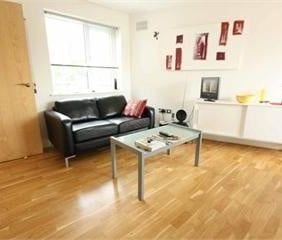 2 Bed Flat, Brentford, TW8 - Photo 1