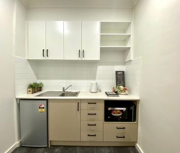 FULLY Furnished STUDIO ROOM in perfect location! - Photo 2