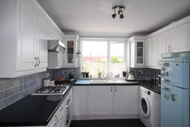 3 bedroom semi-detached house to rent - Photo 1