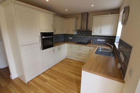 3 bedroom detached house to rent - Photo 4