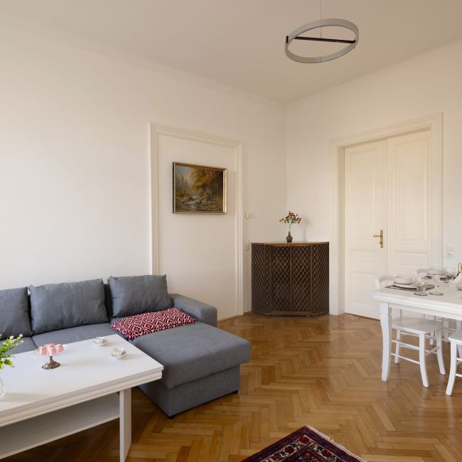 High-quality, fully equipped period apartment near Kutschkermarkt, excellent transport links - Photo 1