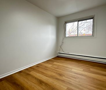 402 Rue Cadillac, Longueuil (Le Vieux-Longueuil), QC J4L - Photo 2