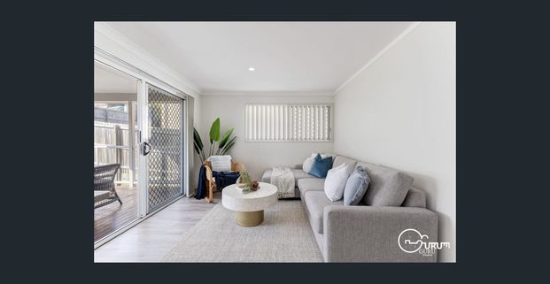 STUNNING, TRUE FAMILY FEEL HOME - Photo 1