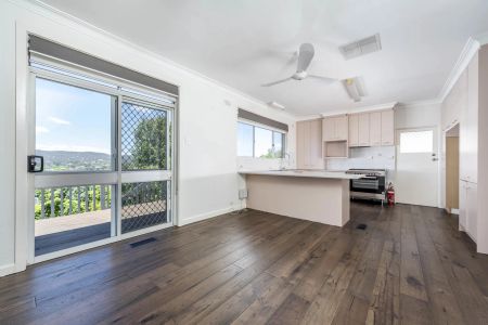 Spacious 4-Bedroom Family Home with Stunning Views – Prime Location! - Photo 2