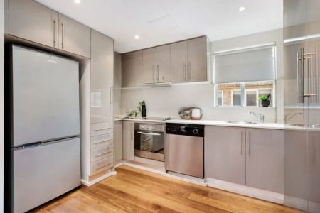 Lifestyle Apartment in Beachside Location - Level Walk to Beach - Photo 5