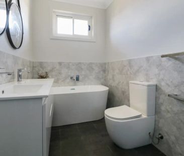 “MODERN FAMILY HOME!” - Photo 2