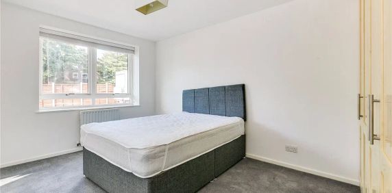 2 bedroom flat in London - Photo 2