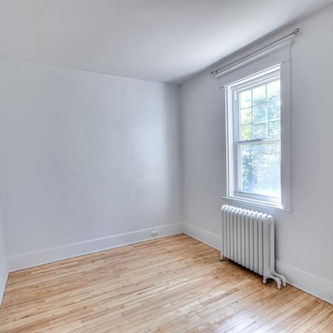 4542 Av. Earnscliffe - Photo 1