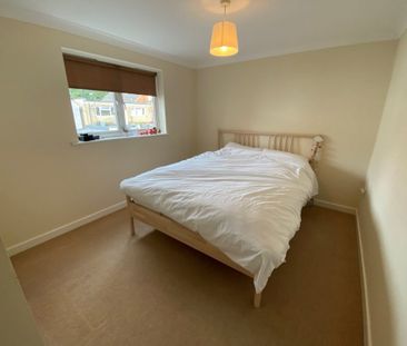 2 Bedroom Flat / Apartment - St. James Road, Fleet - Photo 4