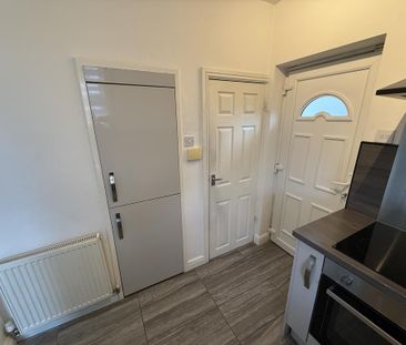 3 bedroom semi-detached house to rent - Photo 6