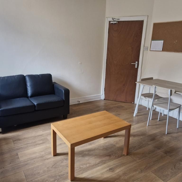 4 bedroom flat to rent - Photo 1