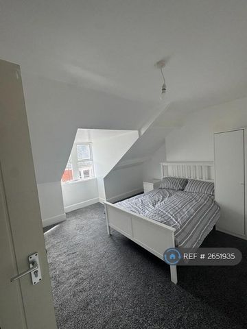1 bedroom in a house share to rent - Photo 4