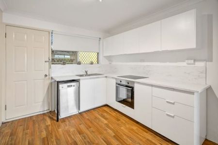 Spacious 1 Bedroom Unit, Light, Refurbished, Small Friendly Complex, Fur Kids Welcome. - Photo 2