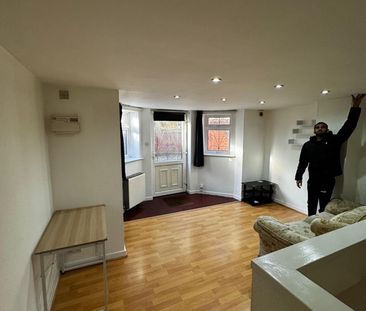 Room in a Shared House, Headingley Avenue, LS6 - Photo 1