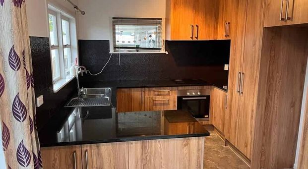 Large family home-Top schools,views,beach and bus - Photo 1